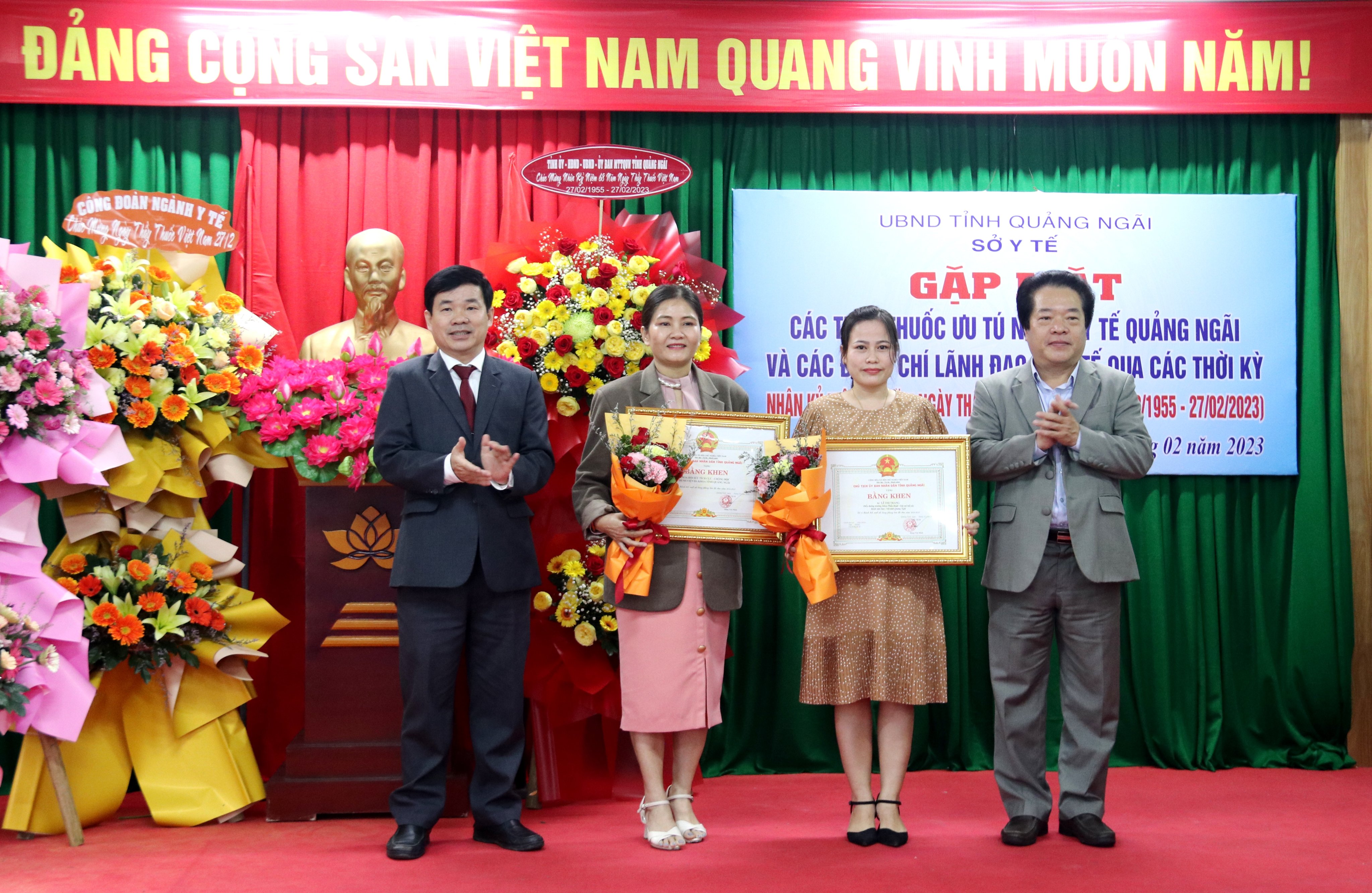 Đ/c Võ Phiên, Phó Chủ tịch UBND tỉnh trao khen thưởng cho tập thể, cá nhân ngành Y tế,