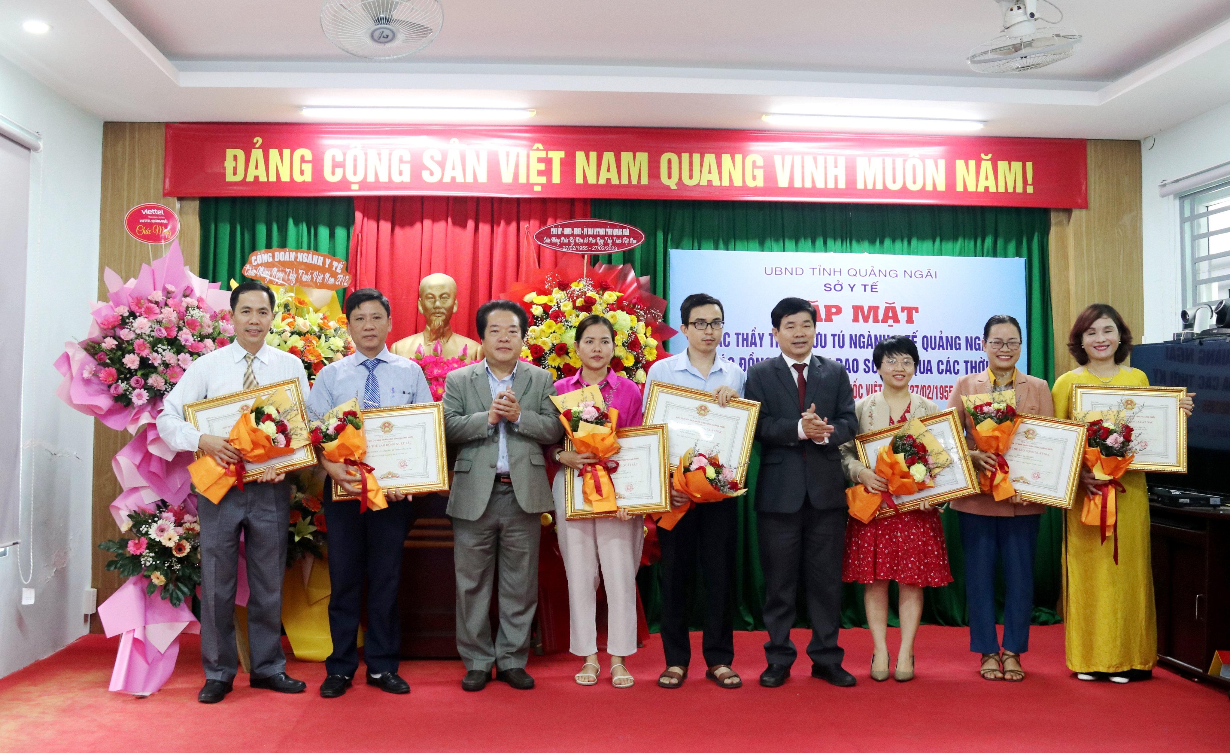 Đ/c Võ Phiên, Phó Chủ tịch UBND tỉnh trao khen thưởng cho tập thể, cá nhân ngành Y tế