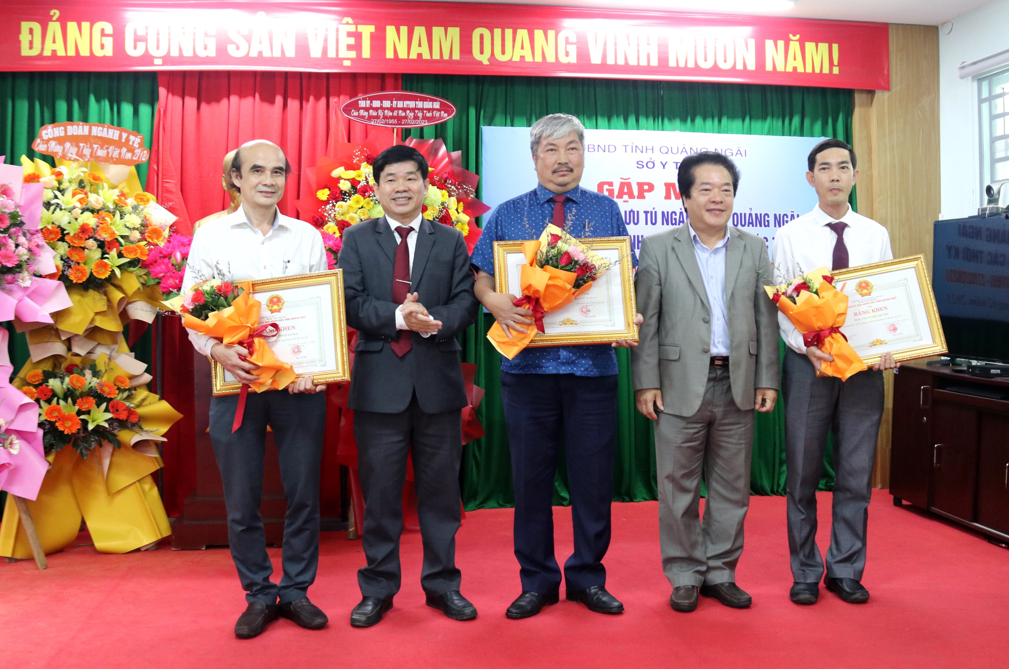Đ/c Võ Phiên, Phó Chủ tịch UBND tỉnh trao khen thưởng cho tập thể, cá nhân ngành Y tế.