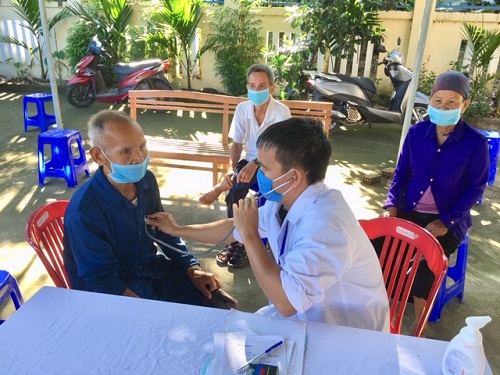 Trung tâm Y tế huyện Minh Long tổ chức Chiến dịch khám sàng lọc một số bệnh thường gặp ở người cao tuổi năm 2020