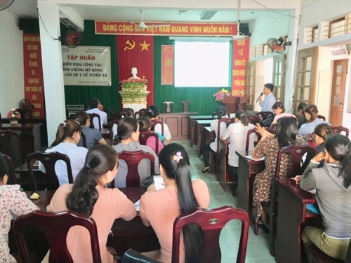 Trung tâm Y tế huyện Minh Long tập huấn tiêm chủng vắc xin phòng COVID-19