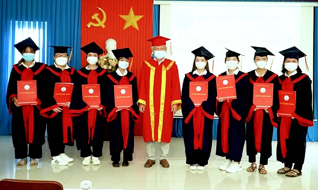 Đặc cách trao bằng tốt nghiệp cho 8 sinh viên tình nguyện đi hỗ trợ chống dịch tại Thành phố Hồ Chí Minh