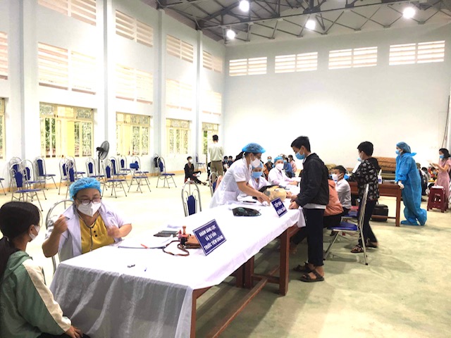 Trung tâm y tế huyện Minh Long triển khai tiêm vắc xin phòng covid-19 cho độ tuổi từ 12-17 tuổi