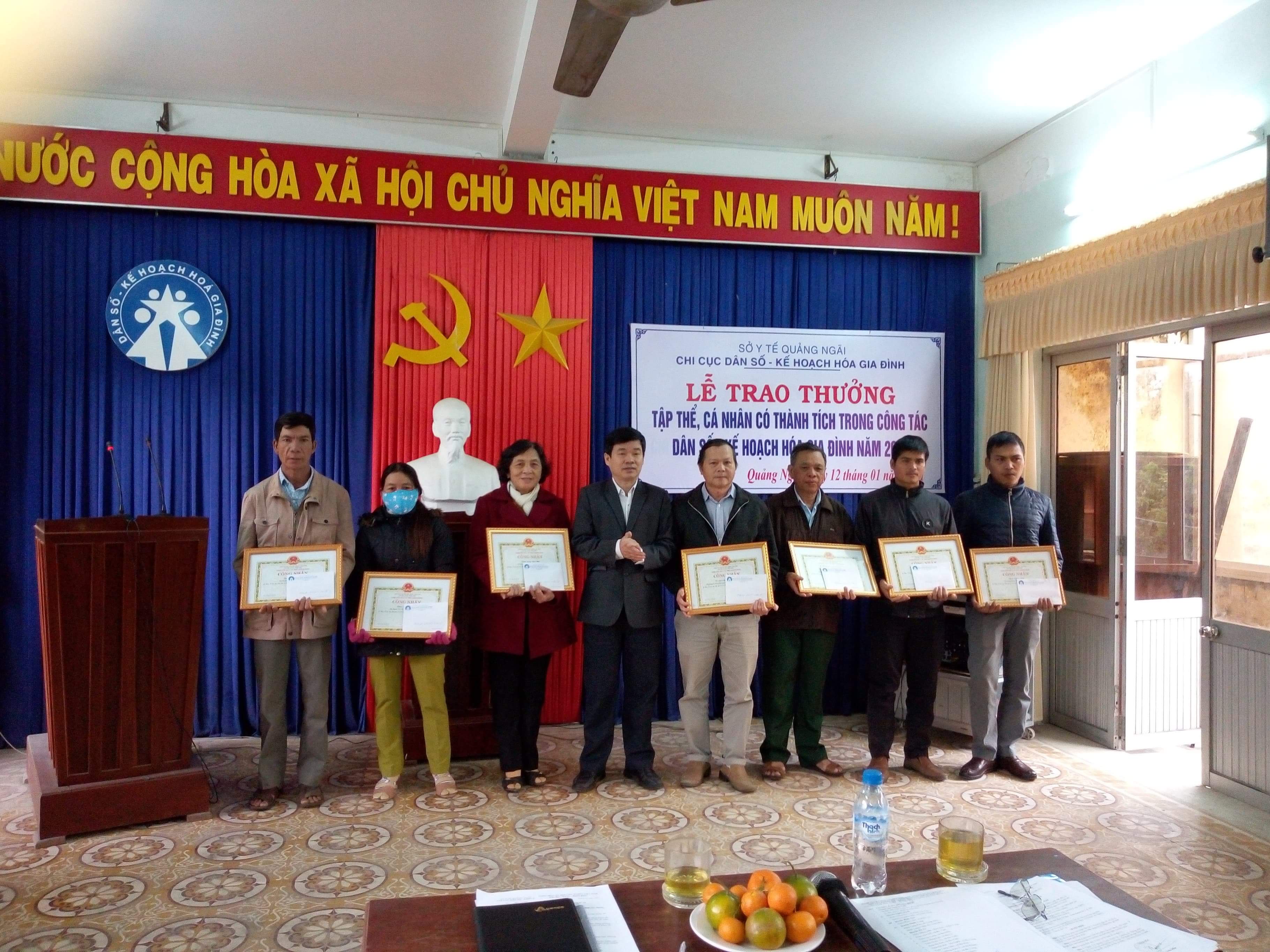 Chi cục DS-KHHGĐ tỉnh Quảng Ngãi tổ chức khen thưởng cho tập thể và cá nhân đạt thành tích trong công tác DS-KHHGĐ năm 2020