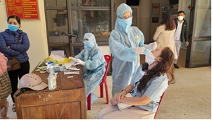 Trung tâm Y tế Minh Long tổ chức test nhanh cho nhân viên y tế làm việc đầu năm và triển khai công tác chống dịch ngay ngày đầu năm mới Âm lịch 2022