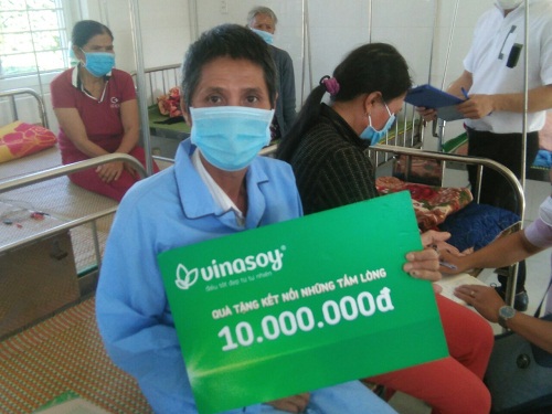 Chung tay hỗ trợ bệnh nhân nghèo đang điều trị tại Trung tâm Y tế huyện Sơn Tịnh