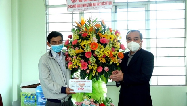 Phó Chủ tịch Thường trực UBND tỉnh Trần Hoàng Tuấn thăm các đơn vị Y tế nhân Ngày Thầy thuốc Việt Nam