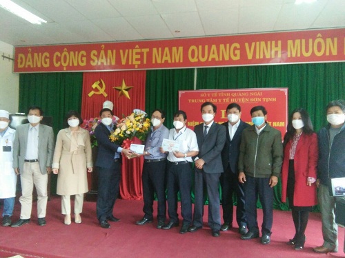 Trưởng Ban Tuyên giáo Tỉnh ủy đến thăm và chúc mừng nhân ngày Thầy thuốc Việt Nam (27/2) tại Trung tâm Y tế huyện Sơn Tịnh