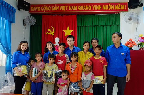 Đoàn Sở Y tế tổ chức tặng quà cho trẻ em, người bệnh có hoàn cảnh khó khăn và gia đình chính sách tại huyện Sơn Tây