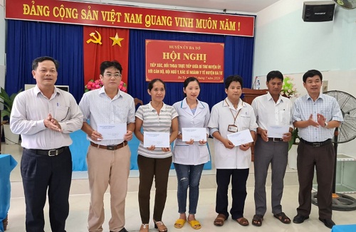 Công đoàn ngành Y tế trao quà cho CCVCLĐ có hoàn cảnh khó khăn nhân kỷ niệm 91 năm ngày thành lập Công đoàn Việt Nam 28/7