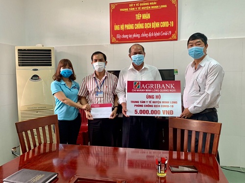 Ngân hàng Nông nghiệp và Phát triển nông thôn, Chi nhánh huyện Minh Long trao kinh phí hỗ trợ TTYT huyện phòng, chống dịch Covid-19