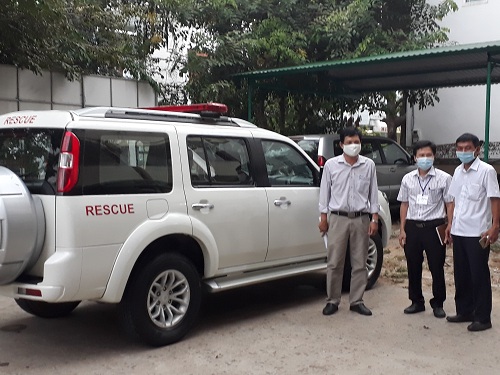 Trung tâm kiểm soát bệnh tật tỉnh Quảng Ngãi giao xe cứu thương cho Bệnh viện dã chiến
