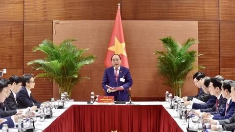 Phòng dịch quyết liệt nhưng vẫn bảo đảm người dân đón Tết