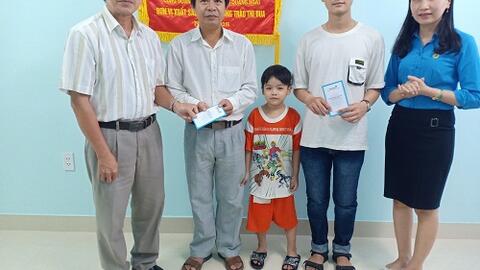 Công đoàn ngành Y tế trao sổ tiết kiệm cho con của đoàn viên