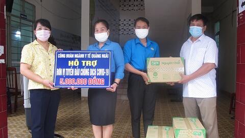 Công đoàn ngành Y tế tặng quà động viên cán bộ Trung tâm Kiểm soát bệnh tật