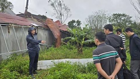 Đồng chí Võ Văn Thanh, Tỉnh ủy viên - Giám đốc Sở Y tế tỉnh Quảng Ngãi chỉ đạo khắc phục hậu quả cơn bão số 13
