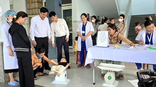BSCKII. Nguyễn Hoàng Hải, Phó giám đốc thăm động viên, giám sát, hỗ trợ chuyên môn triển khai khám sức khỏe định kỳ cho trẻ em dưới 06 tuổi tại xã Trà Bồng