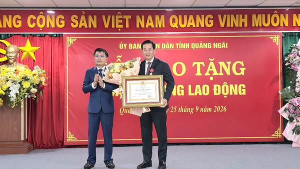 Trao tặng Huân chương Lao động hạng Ba cho đồng chí Võ Văn Thanh, Tỉnh ủy viên, Giám đốc Sở Y tế tỉnh Quảng Ngãi