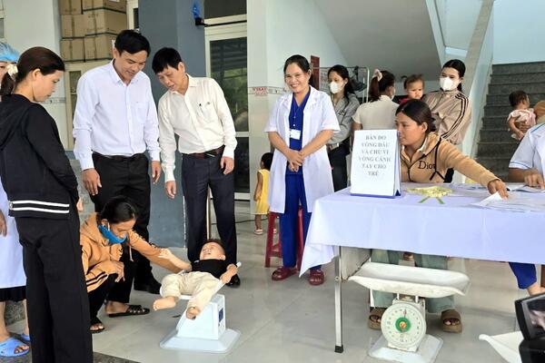BSCKII. Nguyễn Hoàng Hải, Phó giám đốc thăm động viên, giám sát, hỗ trợ chuyên môn triển khai khám sức khỏe định kỳ cho trẻ em dưới 06 tuổi tại xã Trà Bồng