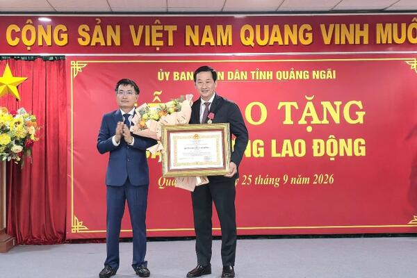 Trao tặng Huân chương Lao động hạng Ba cho đồng chí Võ Văn Thanh, Tỉnh ủy viên, Giám đốc Sở Y tế tỉnh Quảng Ngãi